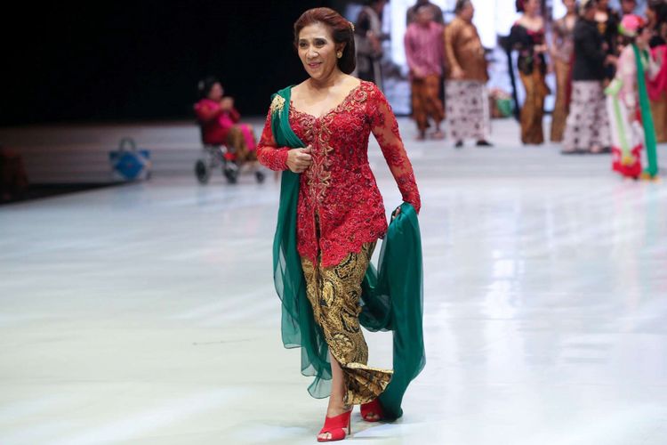 Menteri Kelautan dan Perikanan Republik Indonesia Susi Pudjiastuti menjadi salah satu penampil khusus membawakan baju rancangan Anne Avantie di Indonesia Fashion Week, Jakarta Convention Center, Jakarta, Kamis (29/3/2018). Peragaan busana dengan tema Sekarayu Sriwedari ini menampilkan busana 29 tahun Anne Avantie berkarya sebagai perancang busana.