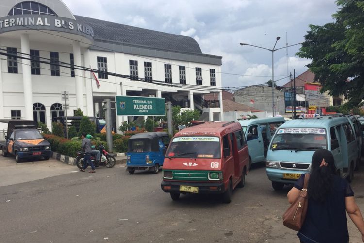 Mikrolet di Terminal Klender yang biasa melintasi kawasan Duren Sawit, Jakarta Timur, Jumat (15/12/2017)