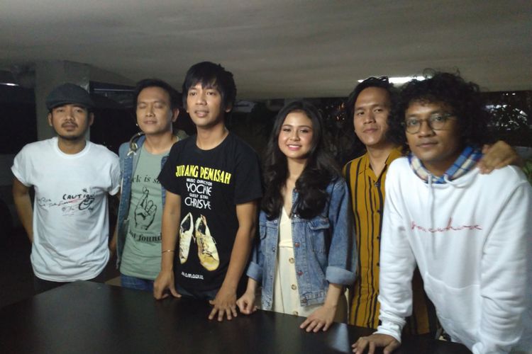 Para personel band DMASIV bersama penyanyi pendatang baru Maizura (tengah) saat ditemui di Musica Studio, Pancoran, Jakarta Selatan, Rabu (24/10/2018).