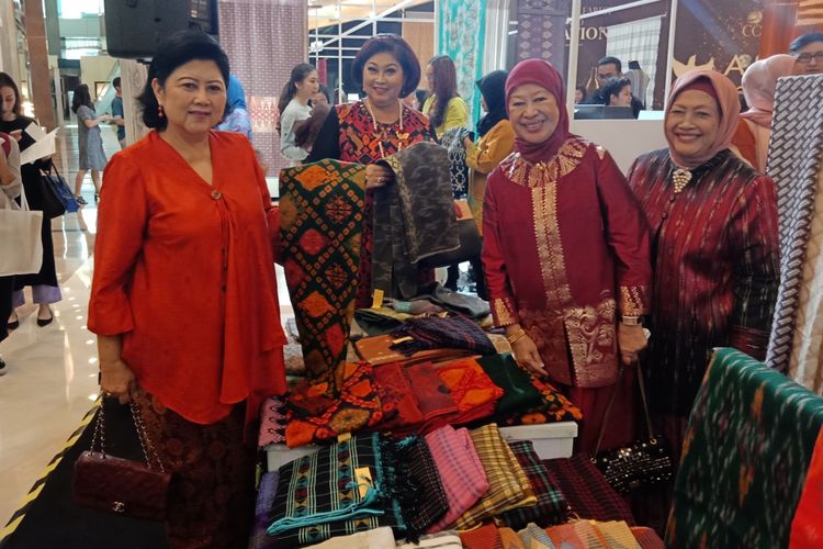 Istri Presiden keenam RI Susilo Bambang Yudhoyono (SBY), Ani Yudhoyono, ketika menghadiri pameran dan bazar tenun Cita Tenun Indonesia di Pacific Place, Jakarta, Kamis (15/11/2018).