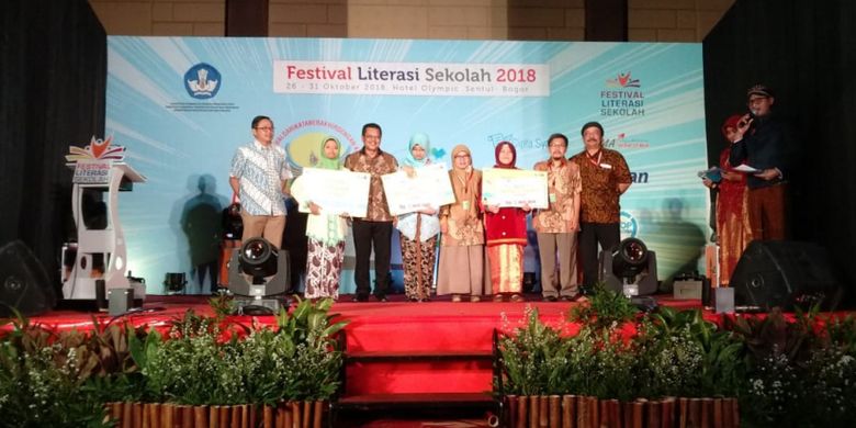 Para peraih medali emas dalam ajang cipta pada Festival Literasi Sekolah (FLS) 2018 di Sentul Bogor, Jawa Barat (30/10/2018).