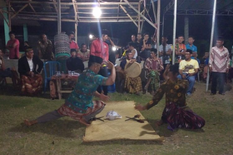 Tari Pisau Dua sebuah tarian langka berusia ribuan tahun dari Suku Serawai di Bengkulu, Jumat (17/8/2018).