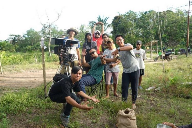 Tim kerja film Sigek Cokelat di lokasi shooting di Kalimantan Barat
