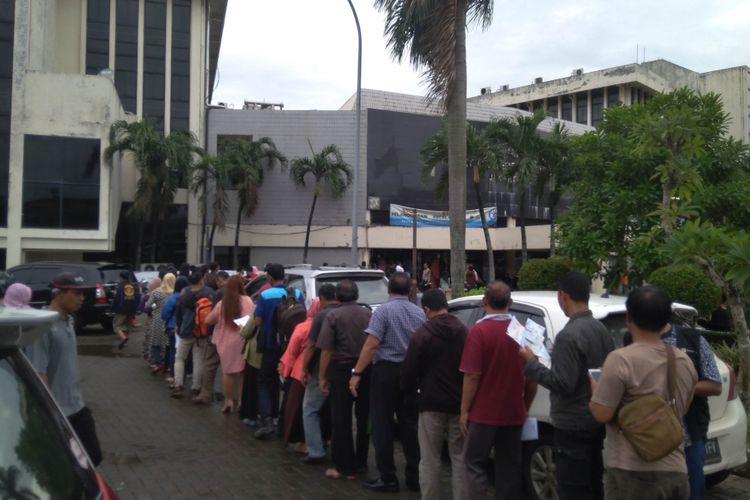 Suasana antrean pembayaran pajak kendaraan di Samsat Jakarta Timur, Rabu (13/12/2017)