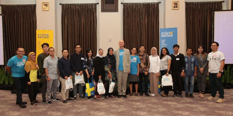 Wakil Duta Besar Swedia Johan Hultquist bersama dengan pelajar penerima beasiswa dari Swedish Institute