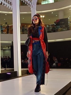 Salah satu busana koleksi kolaborasi Disney Indonesia dan ESMOD Jakarta dengan tema superhero Marvel yang dipamerkan pada gelaran Fashion Nation 2018 di Senayan City, Selasa (18/4/2018).