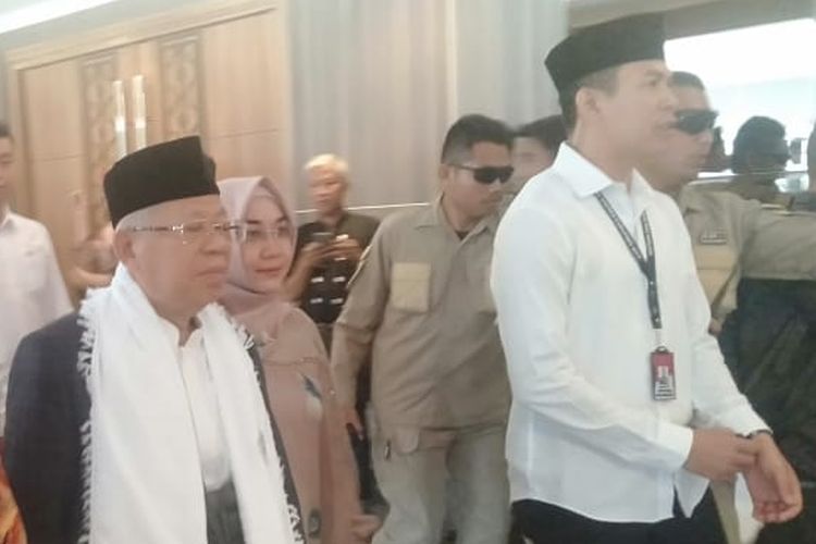 Calon Wakil Presiden nomor urut 01 Maruf Amin saat menghadiri acara deklarasi Brigade Mahasiswa JKMA mendukung pasangan Jokowi-Maruf di Golden Sriwijaya Building Palembang, Sumatera Selatan, Jumat (29/3/2019).
