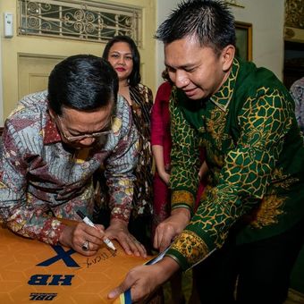 Gubernur DIY Sri Sultan Hamengko Buwono X (membubuhkan tanda tangan) dan  CEO dan Pendiri DBL Academy Azrul Ananda (berdiri paling kanan) saat peresmian pendirian DBL Academy di Yogyakarta (Senin 27/5/2019).
