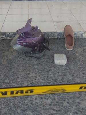 Helm dan sepatu pelaku yang tertinggal di lokasi. Toko Emas Morodai di Kecamatan Barat Kabupaten Magetan menjadi korban perampokan seorang pria dengan bersenjata pistol. Pelaku juga mengancam menggunakan bom.