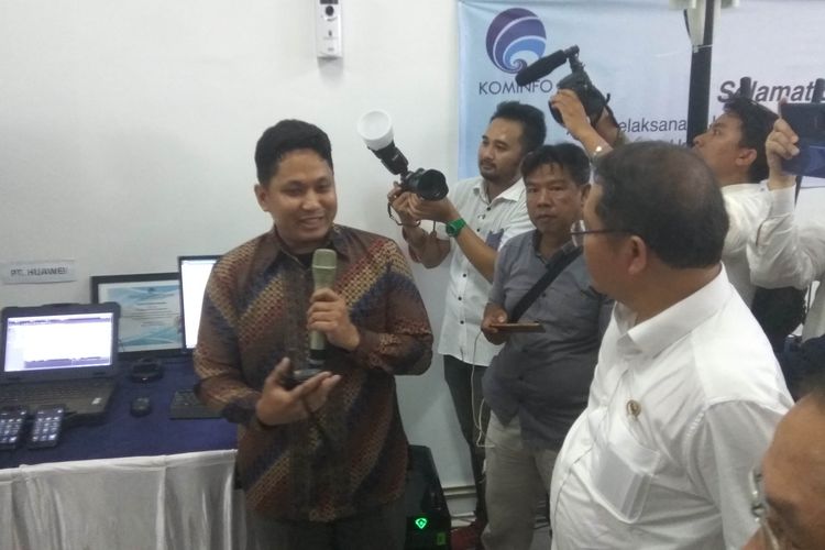 Menkominfo Rudiantara menerima penjelasan terkait penggunaan radio komunikasi kebencanaan saat ujicoba di Plaza Telkom Pangandaran, Selasa petang (9/4/2019).