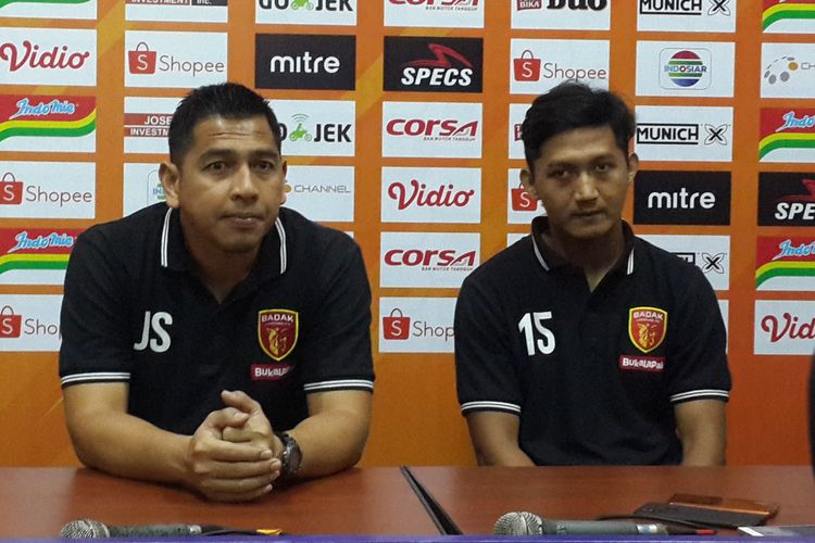 Pelatih Perseru Badak Lampung FC, Jan Saragih (kiri) saat konferensi pera usai dikalahkan Arema FC di Stadion Kanjuruhan, Kabupaten Malang, Selasa (16/7/2019)