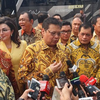 Ketua Umum Partai Golkar Airlangga Hartarto usai mengajak 34 Ketua Dewan Pimpinan Daerah (DPD) tingkat I (provinsi) Partai Golkar untuk sowan ke Presiden Joko Widodo, Senin (1/7/2019) sore.  Agenda pertemuan itu berlangsung tertutup di Istana Kepresidenan, Bogor. 