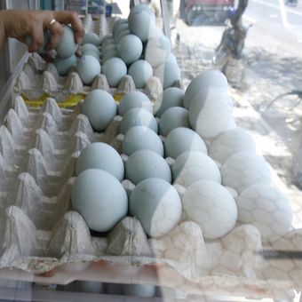 Pedagang telur asin khas Brebes di Kota Brebes, Jawa Tengah, memperoleh rezeki musiman dari kepadatan arus mudik dan arus balik di jalur pantai utara. Penjualan telur asin meningkat dari 500 butir per hari menjadi sekitar 3.000 butir per hari per pedagang.