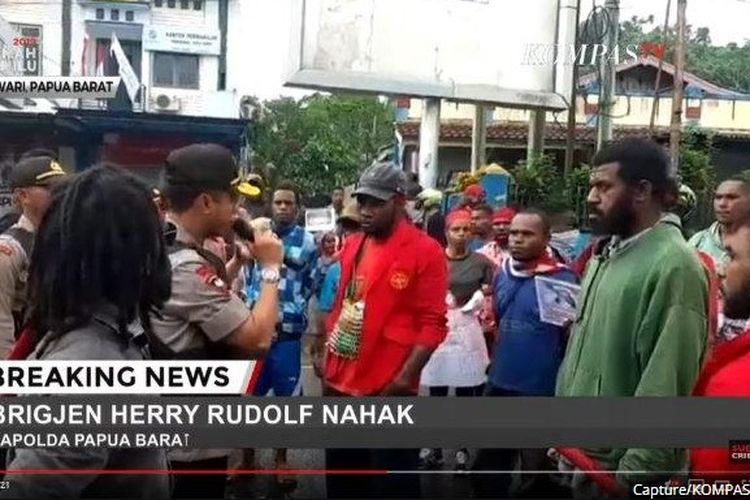 Kapolda Papua Barat Brigjen Herry Rudolf Nahak meminta warga Manokwari yang menggelar aksi massa untuk tetap tenang, Senin (19/8/2019). 