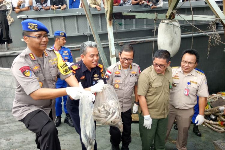Kapal Patroli  (KP) Baladewa 8002 Baharkam Mabes Polri berhasil menangkap dua kapal ikan asing (KIA) asal Vietnam di perairan Natuna, Kepulauan Riau.