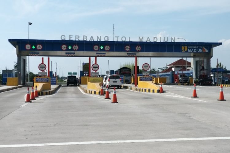 TOL MADIUN --Kendaraan yang keluar dan masuk di Gerbang Tol Madiun diprediksikan akan mengalami kenaikkan tiga kali lpiat saat arus mudik dan balik lebaran 2019. 