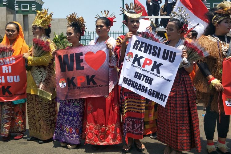 Kelompok yang menamakan diri Masyarakat Penegak Demokrasi (MPD) menggelar aksi mendukung revisi UU KPK, di depan Gedung DPR, Senayan, Jakarta, Selasa (10/9/2019).
