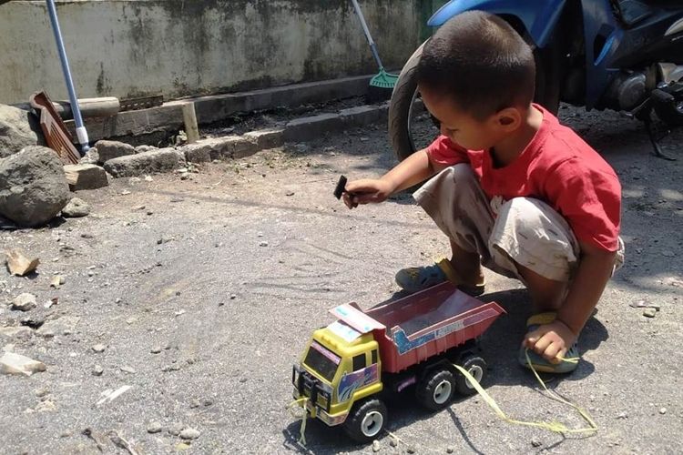 AR (3), bocah asal Kampung Mareleng, Kecamatan Haurwangi, Desa Kertamukti, Kabupaten Cianjur, Jawa Barat memiliki kelainan pada organ vitalnya. 