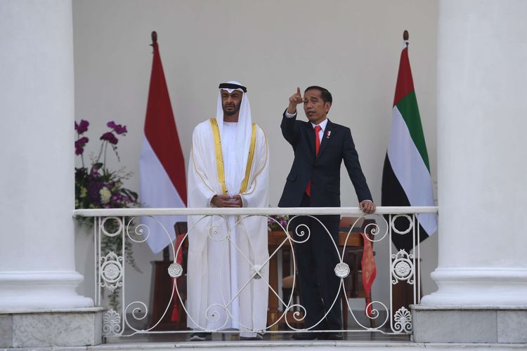 Presiden Joko Widodo (kanan) berbincang dengan Putra Mahkota Abu Dhabi/Wakil Panglima Tertinggi Angkatan Bersenjata Uni Emirat Arab Sheikh Mohamed Bin Zayed Al Nahyan (kiri) saat kunjungan kenegaraan di Istana Bogor, Jawa Barat, Kamis (24/7/2019).