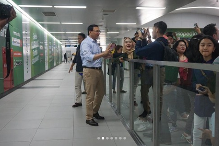 Mantan Gubernur DKI Jakarta Basuki Tjahaja Purnama atau Ahok diajak berfoto oleh masyarakat ketika mencoba naik MRT untuk pertama kali, Jumat (5/7/2019).  