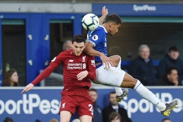 Andrew Robertson dan Dominic Calvert-Lewin berduel di udara pada pertandingan Derbi Merseyside, Everton vs Liverpool, di Stadion Goodison Park dalam lanjutan Liga Inggris, 3 Maret 2019. 