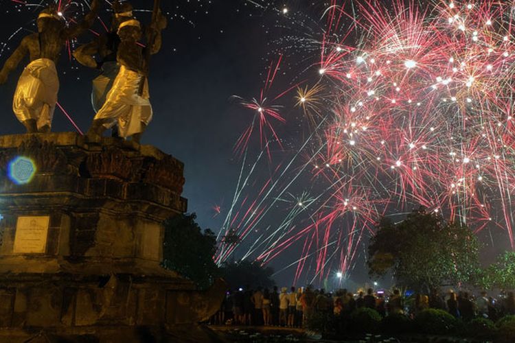 Kembang api menyemarakkan malam pergantian Tahun Baru di Lapangan Puputan Badung, Denpasar, Bali, Senin (31/12/2018). Malam pergantian tahun di Denpasar juga dirayakan dengan pertunjukan seni budaya yaitu Tari Joged Bumbung dan Barong Ket. 