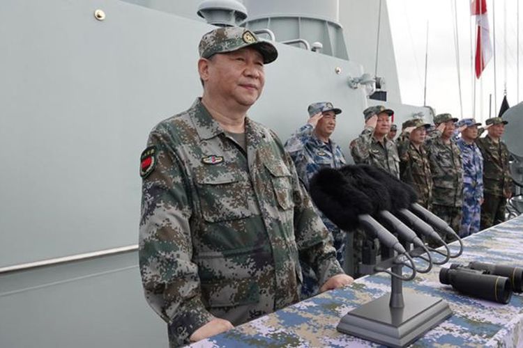 Presiden China, Xi Jinping saat menghadiri latihan militer di Laut China Selatan pada Kamis (13/4/2018) 