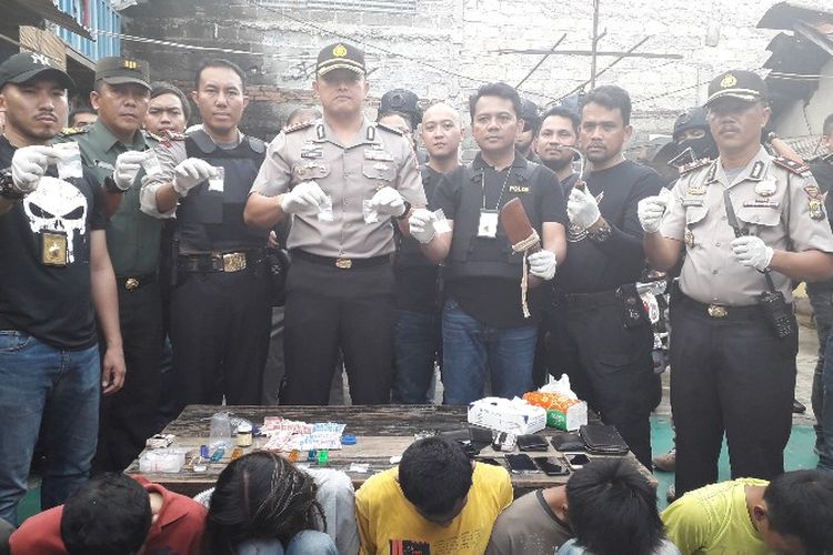  Polisi gerebek sembilan orang yang sedang transaksi sabu di Kampung Boncos, Kel. Kota Bambu Selatan, Kec. Palmerah, Jakarta Barat pada Rabu (7/2/2018). 
