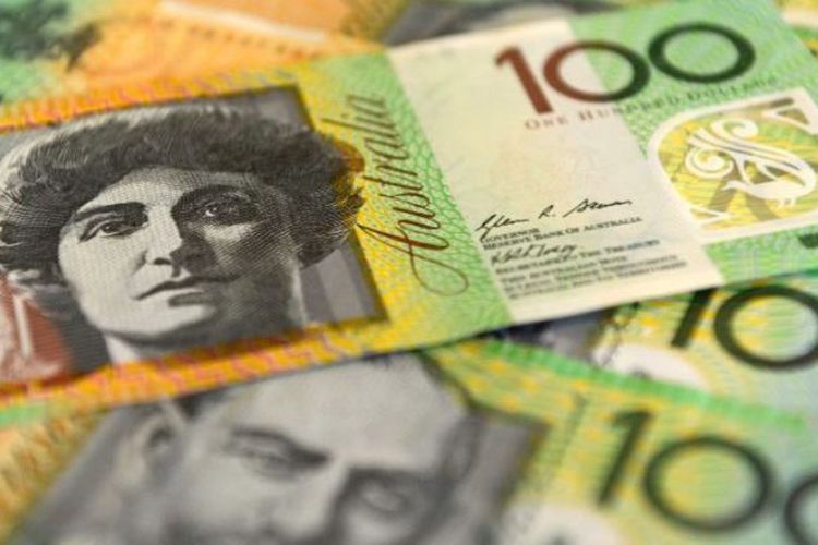 Pecahan 100 dollar Australia sering digunakan oleh kelompok kriminal untuk disimpan. (AAP/Dan Peled)