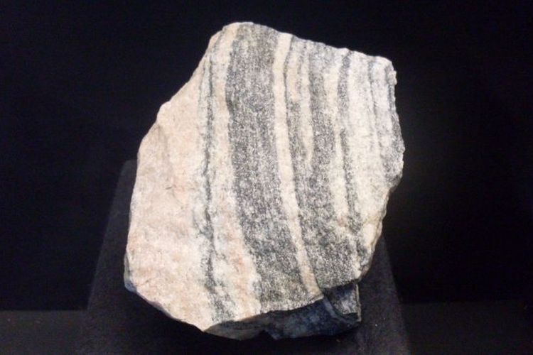 Batu genes Idiwhaa yang ditemukan di Acasta Gneiss Complex of Northwest Canada. Batu ini diprediksi berusia 4,02 miliar tahun dan merupakan batu tertua di Bumi. 