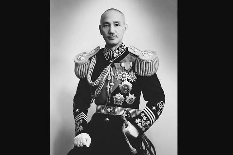 Chiang Kai Shek muda dalam seragam militernya.