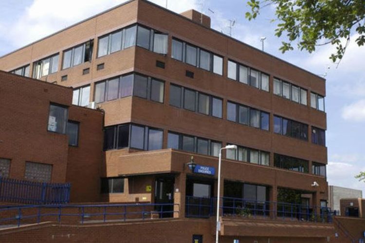 Kantor polisi Luton di Bedfordshire Inggris tempat seorang wanita terkunci karena dilupakan petugas.