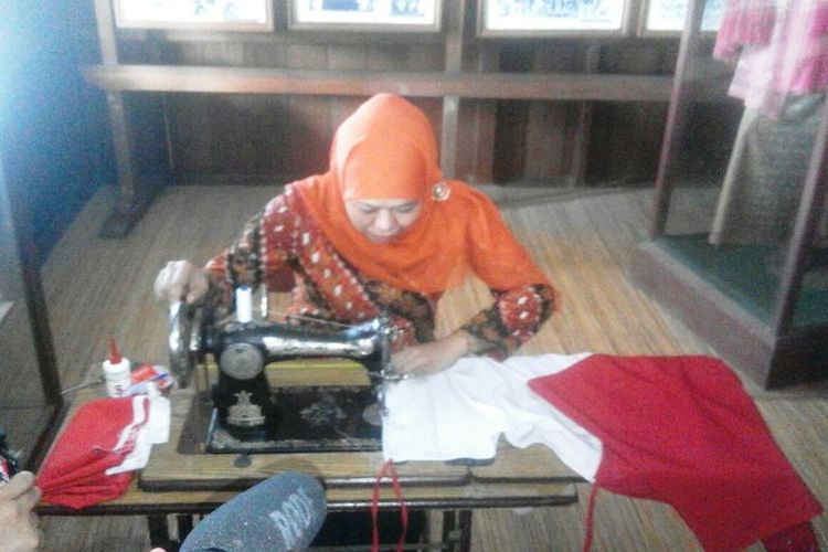 Mensos Khofifah Indar Parawansa menjahit bendera merah putih di Rumah Fatmawati Soekarno di Bengkulu