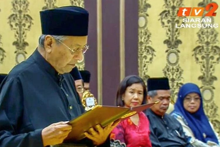Mahathir Mohamad ketika mengucapkan sumpah sebagai Perdana Menteri Malaysia di Istana Negara, Kuala Lumpur, Kamis malam (10/5/2018) waktu setempat. Dia menjadi pemimpin terpilih tertua dia dunia.