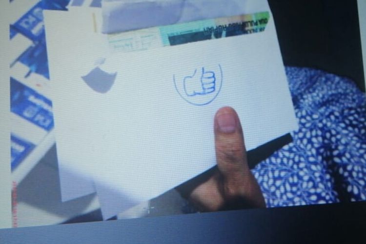 Tim Jaksa Komisi Pemberantasan Korupsi (KPK) menunjukkan foto salah satu amplop berisi pecahan Rp 20.000 yang rencananya dibagikan anggota Komisi VI DPR Bowo Sidik Pangarso saat kampanye sebagai calon legislatif.