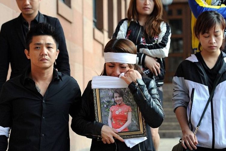 Kerabat dan teman-teman Quyen Ngoc Nguyen membawa foto perempuan itu menjelang sidang di Pengadilan Newcastle, Inggris.