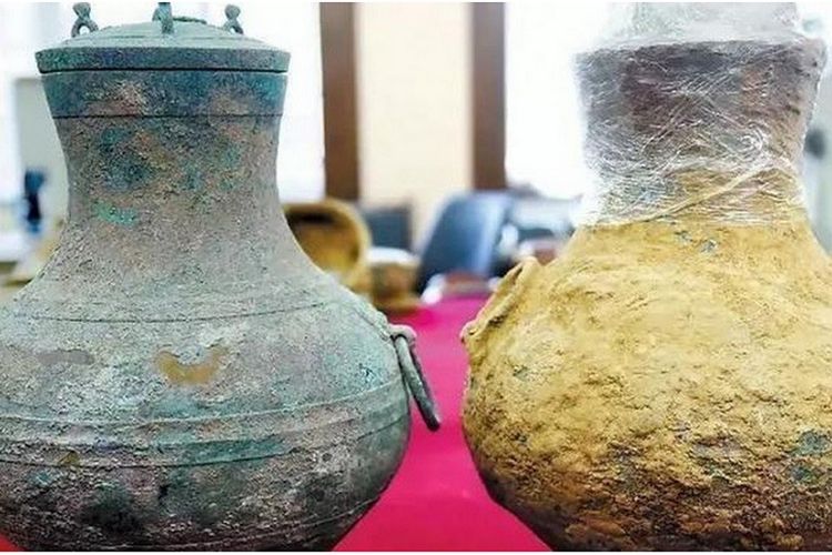 Para arkeolog menemukan sebuah bejana perunggu di wilayah tengah China yang diduga masih menyimpan 3,5 liter anggur berusia 2.000 tahun.