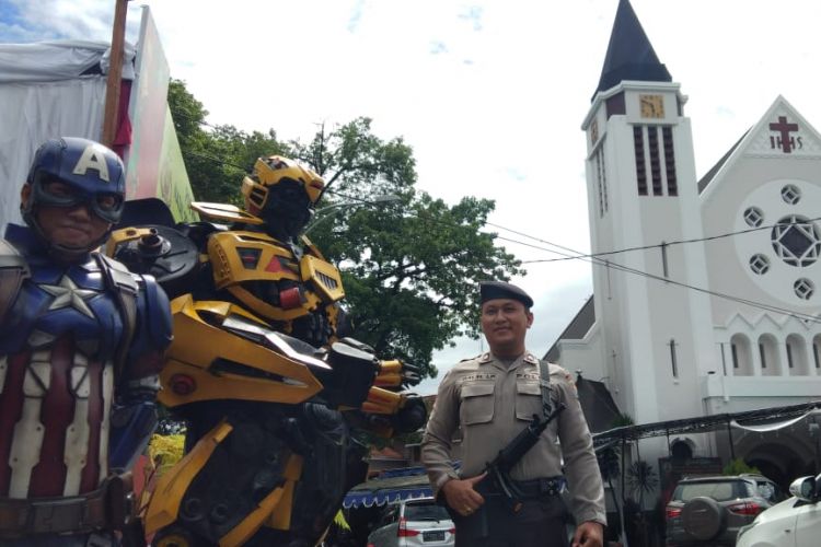 Komunitas berkostum Blumblebee dan Captain America turut membantu polisi amankan pelaksanaan Natal 2018 di Kota Malang, Selasa (25/12/2018)