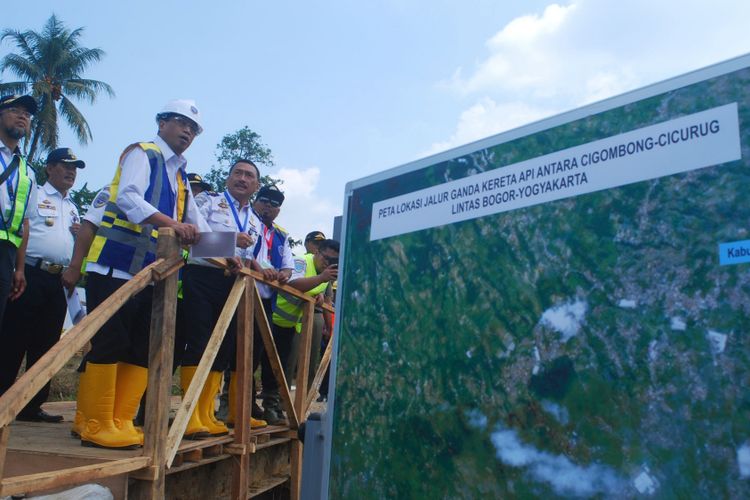 Menteri Perhubungan Budi Karya Sumadi meninjau lokasi proyek pengerjaan jalur ganda (double track) KA Bogor-Sukabumi di Cicurug, Kabupaten Sukabumi, Sabtu (7/4/2018). Saat ini pemerintah sedang mengerjakan tahap pertama proyek tersebut mulai dari Cicurug hingga Cigombong yang ditargetkan selesai pada Desember 2018.