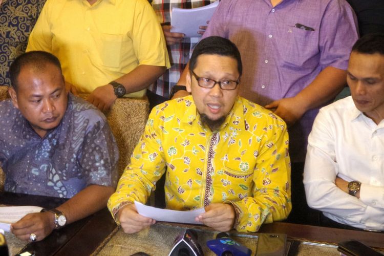 Ketua Gerakan Muda Partai Golkar (GMPG) Ahmad Doli Kurnia saat menggelar konferensi pers di kawasan Senayan, Jakarta, Rabu (19/7/2017).  