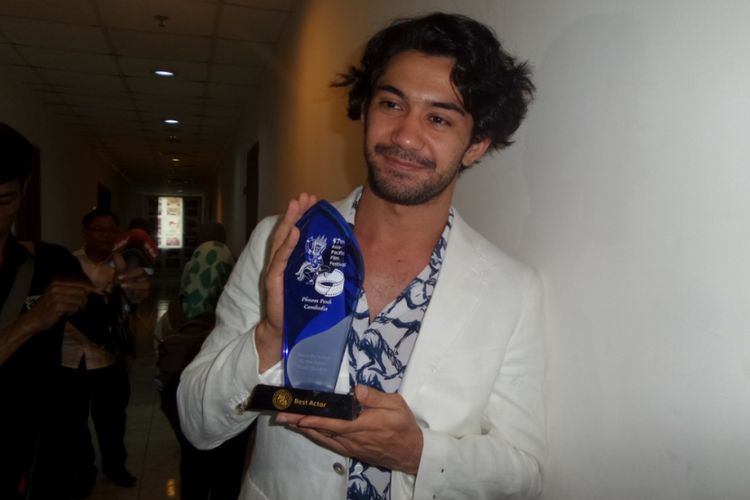 Reza Rahadian memperlihatkan trofi Best Actor Asia Pacific Film Festival 2017 di Sinematek Indonesia, Jakarta Selatan, Kamis (3/8/2017).