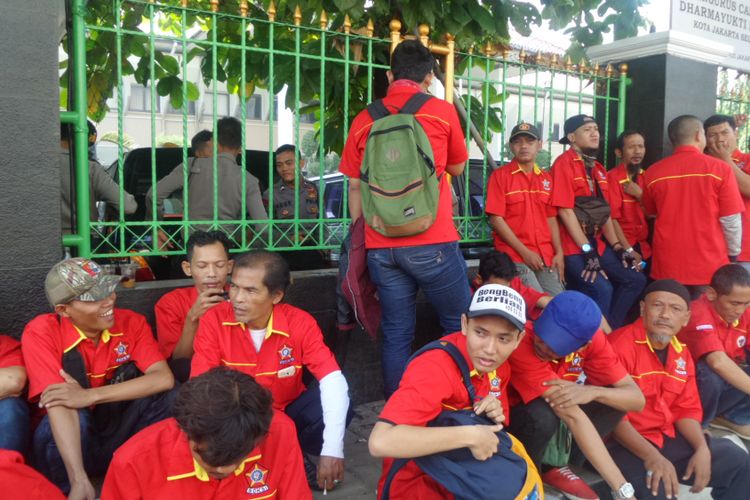Kepolisian menambah jumlah personel Polri untuk mengamankan sidang praperadilan Ketua DPR RI Setya Novanto di Pengadilan Negeri Jakarta Selatan, Jumat (22/9/2017).
