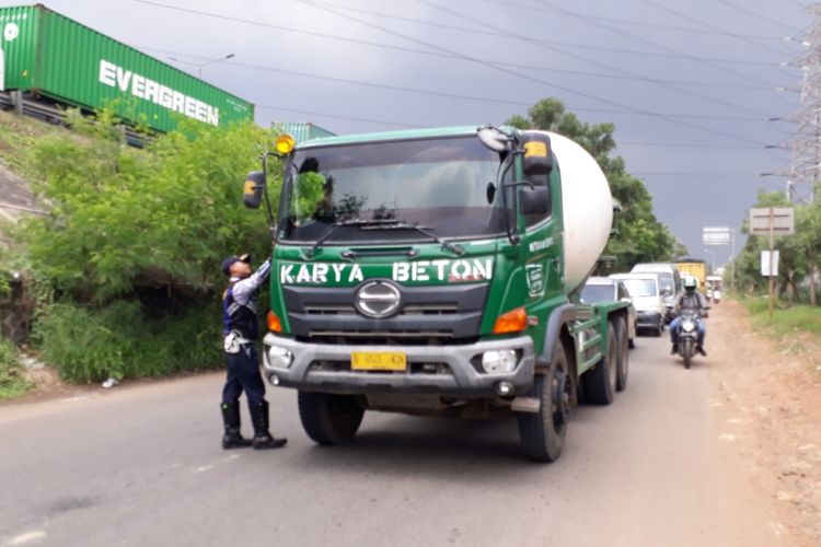 Ilustrasi truk: Petugas Dinas Perhubungan (Dishub) Kota Bekasi memberikan sosialisasi kepada supir truk terkait pelarangan truk bertonase lebih dari 8 ton melintas di Jalan KH. Noer Ali, Bekasi Barat, Kota Bekasi, Senin, (26/11/2018).