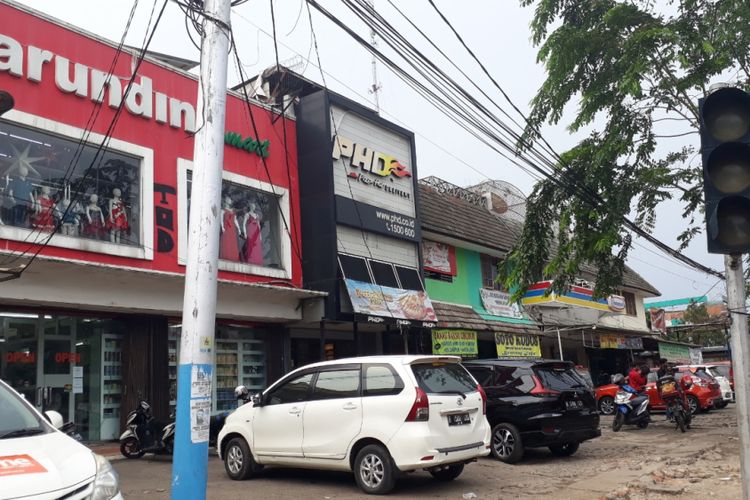 Kawasan Pertokoan Arundina, Jalan Lapangan Tembak, Cibubur, Ciracas, Jakarta Timur, Rabu (12/12/2018).