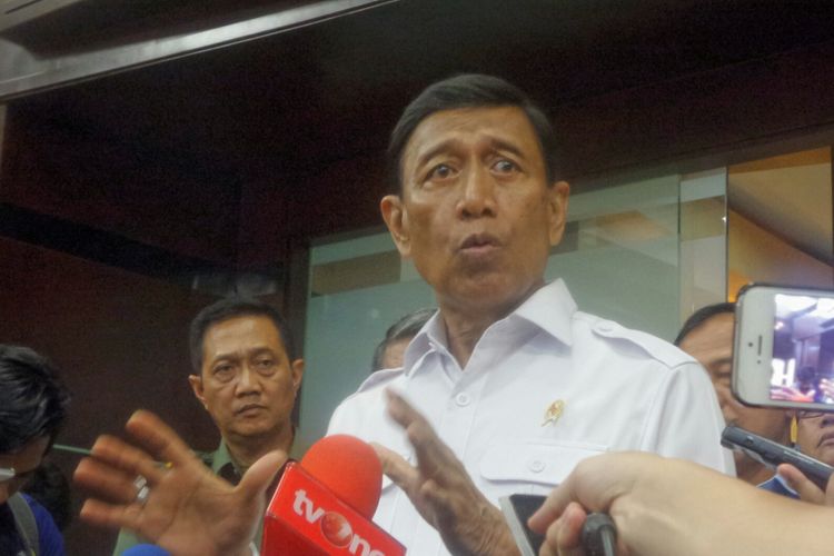 Menteri Koordinator bidang Politik, Hukum dan Keamanan Wiranto saat memberikan keterangan di Kemenko Polhukam, Jakarta Pusat, Senin (17/7/2017). 