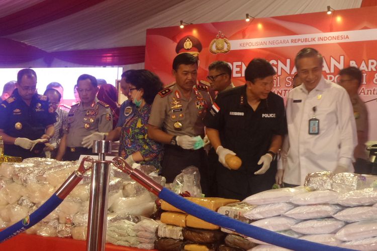 Kapolri Jenderal Pol Tito Karnavian, Kepala BNN Budi Waseso, Menteri Kesehatan Nila F Moeloek, hingga kru maskapai penerbangan terlibat acara pemusnahan barang bukti narkoba di kompleks Bandara Soekarno-Hatta, Selasa (15/8/2017).