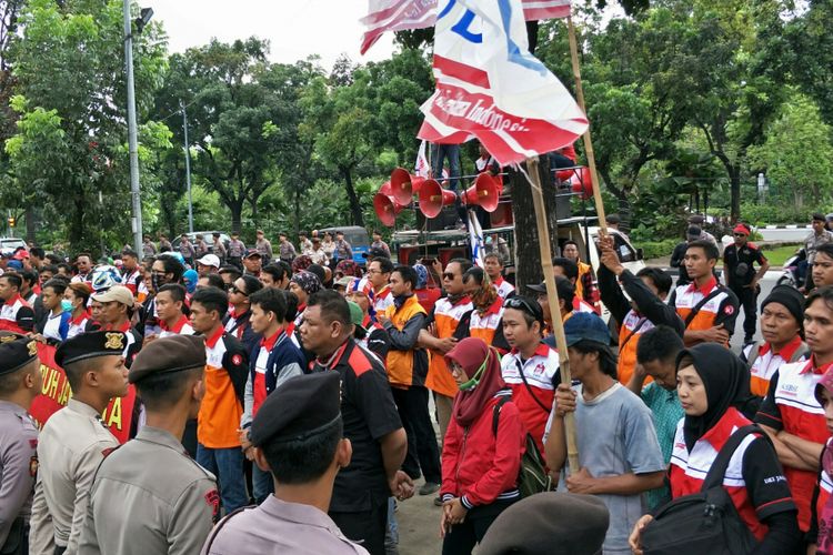 Massa buruh yang tergabung dalam Konfederasi Serikat Buruh Sejahtera Indonesia (KSBSI) DKI Jakarta berdemo di Balai Kota DKI Jakarta, Kamis (9/11/2017).