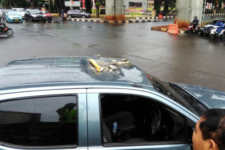 Pecahan beton menimpa mobil di Jalan Trunojoyo, Kebayoran Baru, Jakarta Selatan, Selasa (28/11/2017).