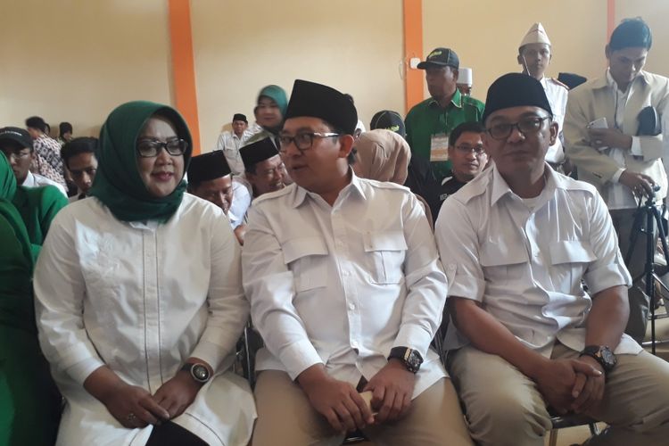 Calon Bupati Bogor Ade Yasin (kiri), Wakil Ketua DPR RI Fadli Zon (tengah), dan calon Wakil Bupati Bogor Iwan Setiawan (kanan), nampak duduk bersampingan di Kantor KPU Kabupaten Bogor, Selasa (9/1/2018).