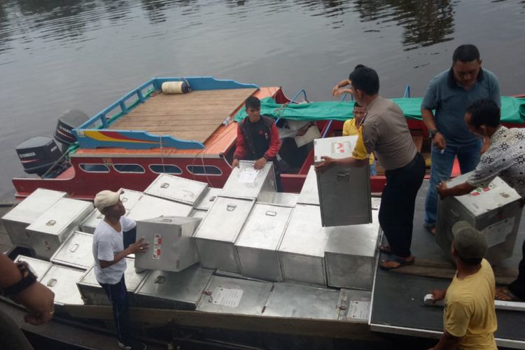 Petugas melakukan pendistribusian logistik pilkada di daerah tersulit di Riau dengan menggunakan perahu pompong, Senin (25/6/2018)